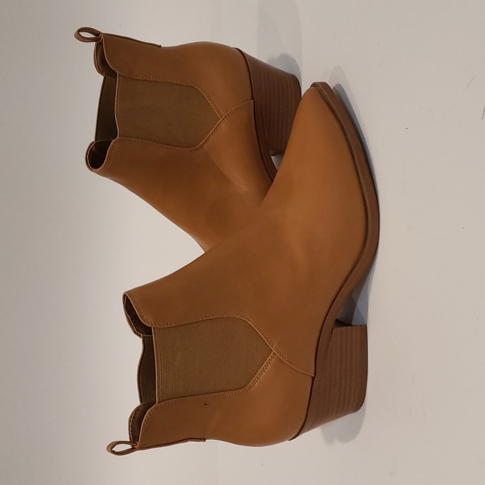 Universal Thread Rosemary Chelsea Boots Tan, Size 9.5